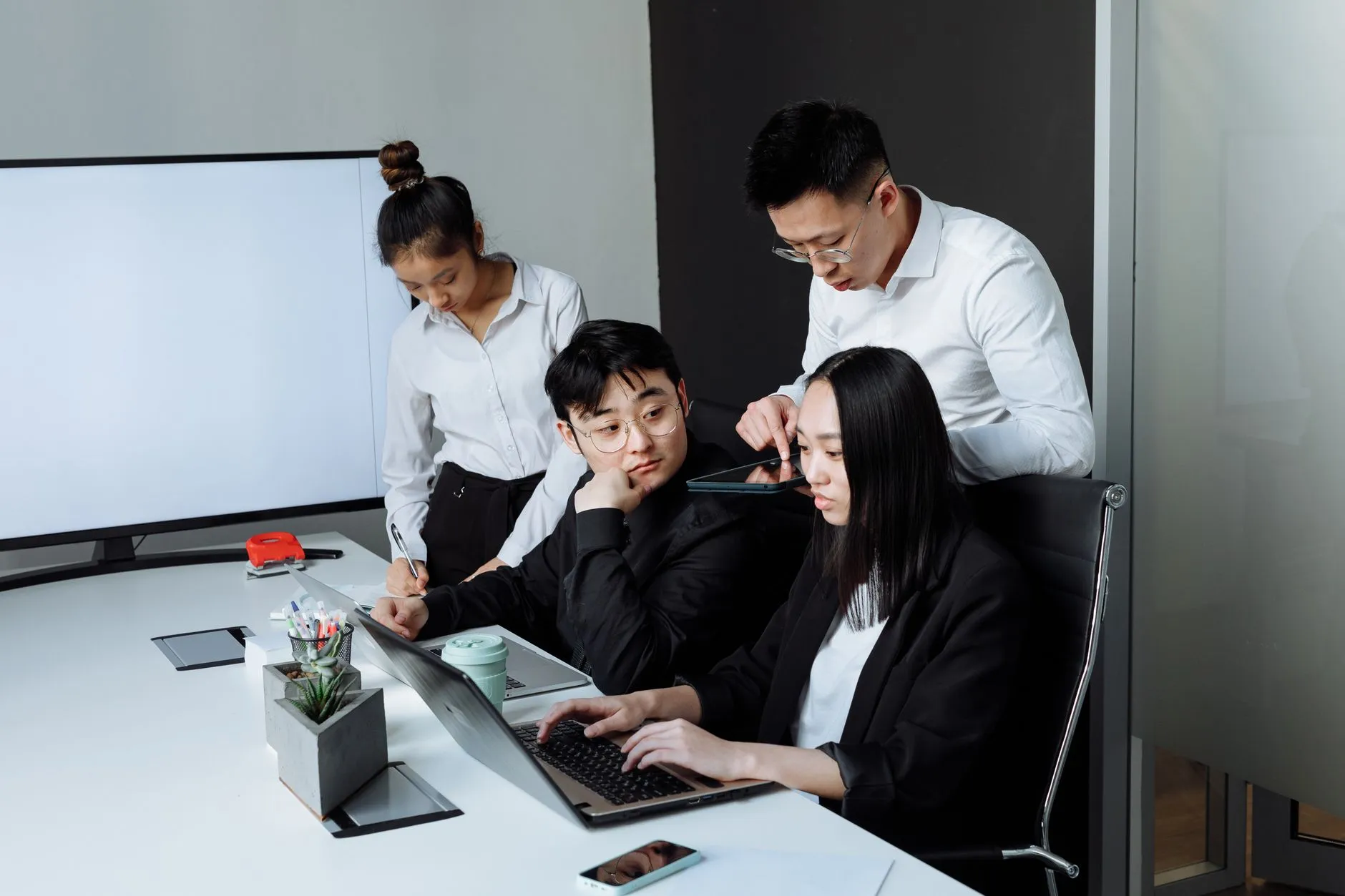 企业管理系统与OA系统对比分析：如何选择适合上海中小企业的协同办公平台